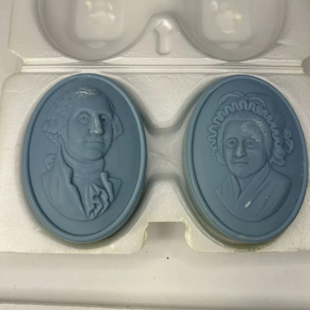 Avon Vintage United States 1776 Bicentennial 1976 Glass Plate and 2pc Soap Set